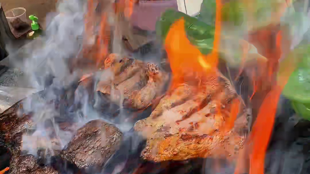 太好嗦啦 只有云南街头才能吃到的烟熏火燎炭火烧肉米线 专属云南人的冬日烟火气