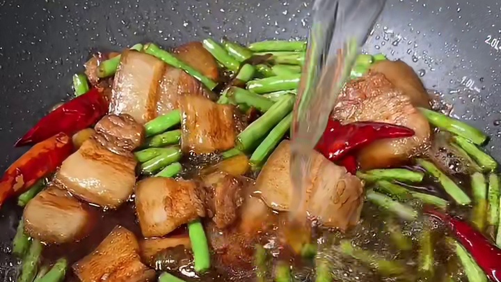 面条上锅蒸一蒸会变的非常的劲道！再来点豆角和五花肉，味道一绝！大片的五花肉肥而不腻，吃起来也非常过瘾