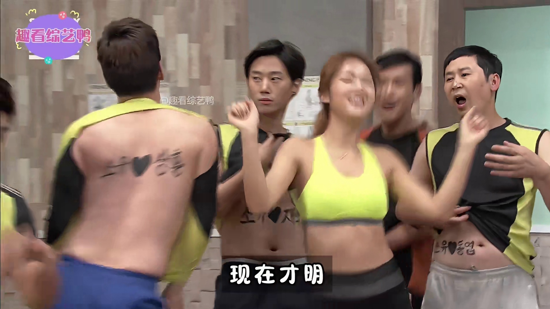 美女教练我也想跟你学健身