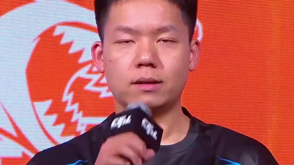 念旧赛后采访开大老白潇潇原谅你了，疯狂维护潇大C节目效果拉满 CFP