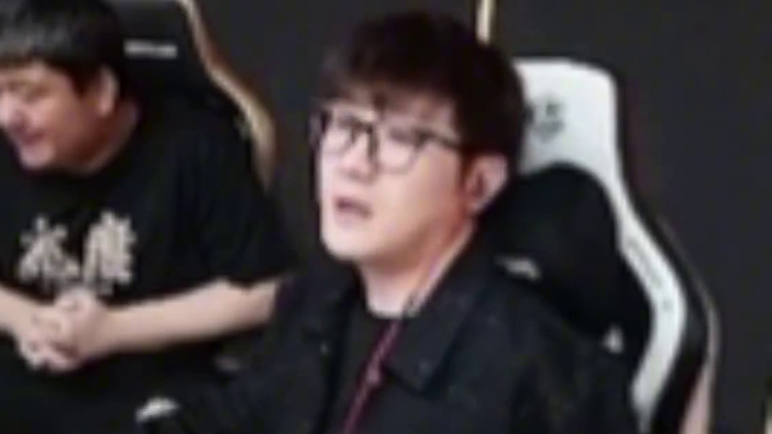 老白谈潇潇为什么上场 表示综合考虑后自己让步了 直言潇潇态度也很好 最后还给大家鞠躬了