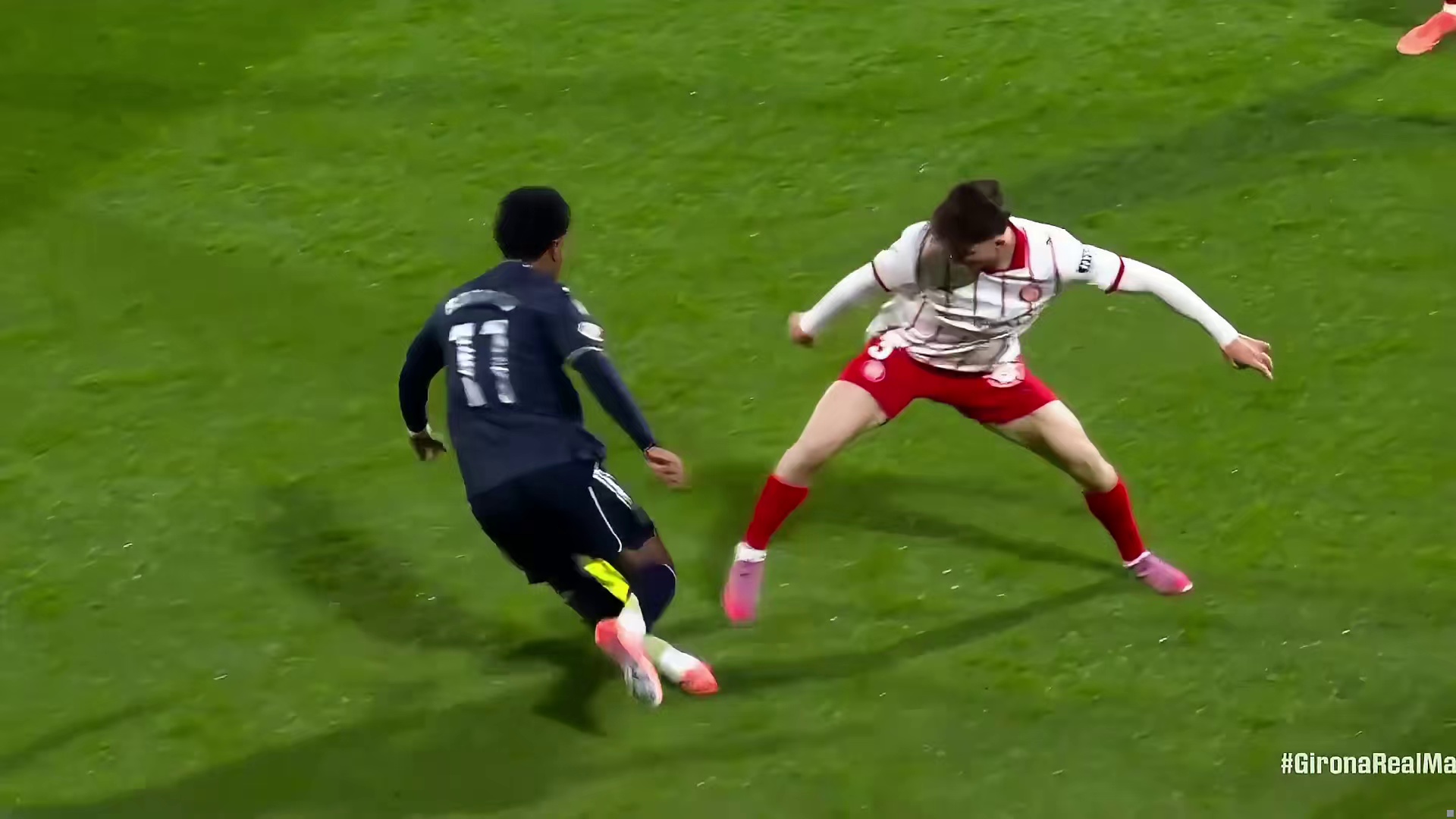 皇马遭遇争议判罚！ 禁区内被踢小腿倒地，裁判没有表示引发争议