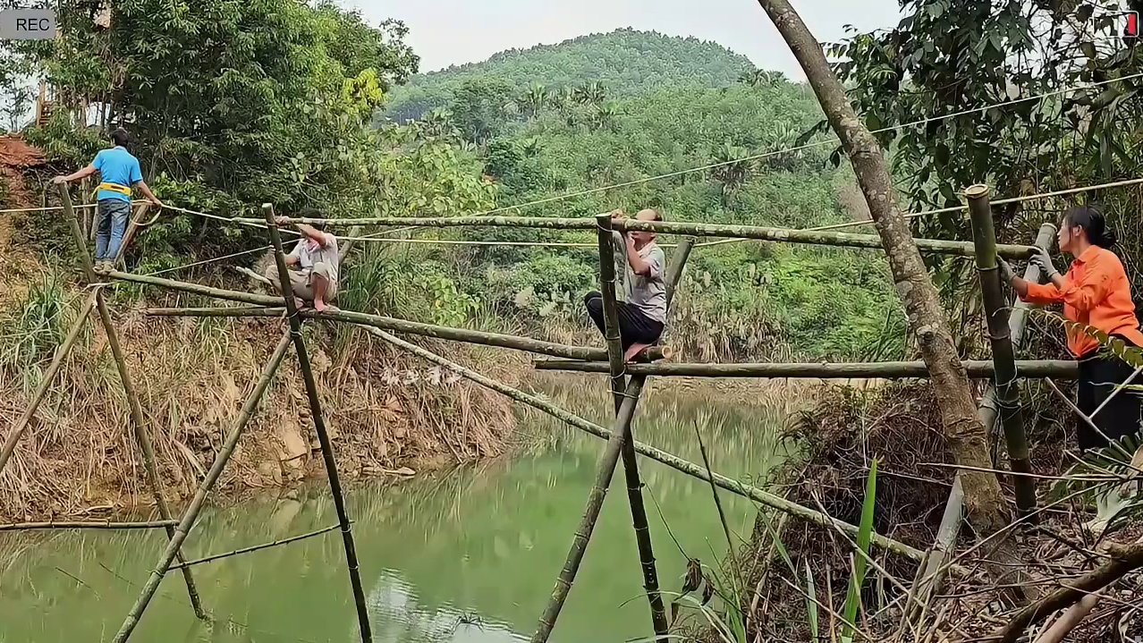 搭建出一座精美结实的跨河竹桥，太牛了