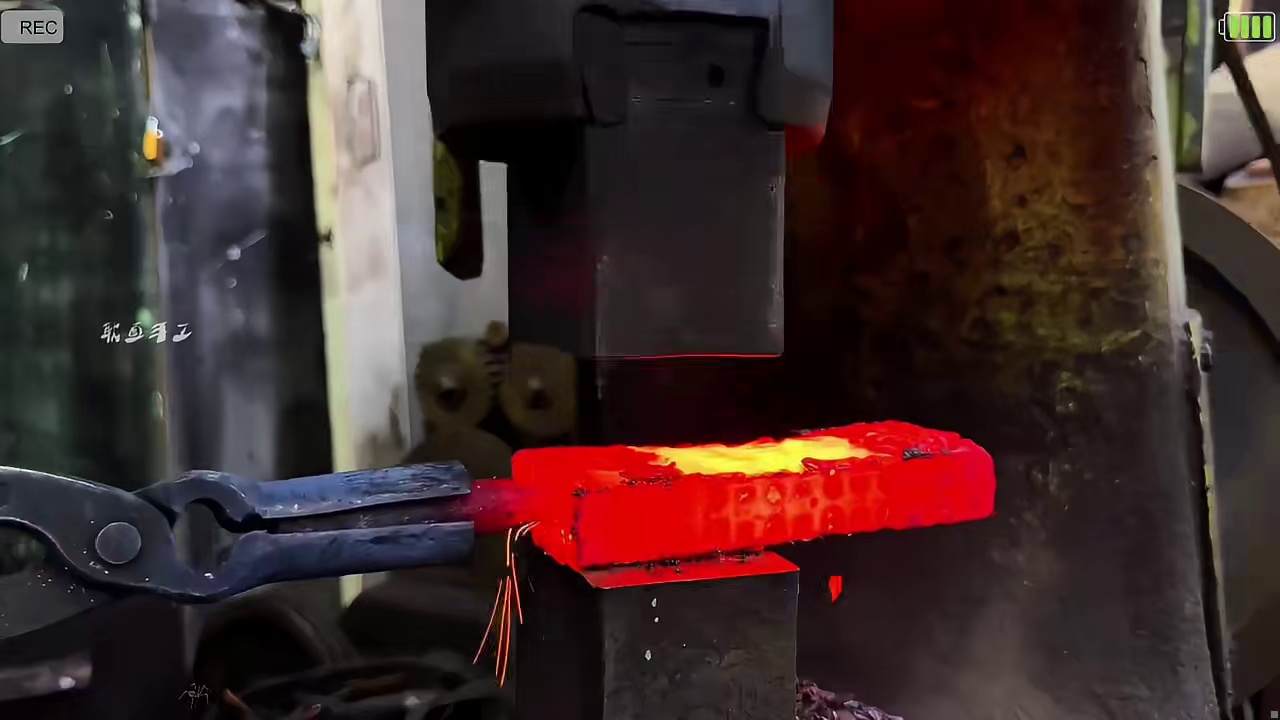 大马士革纹钢刀的锻造全过程，最终出炉的成品简直太惊艳了