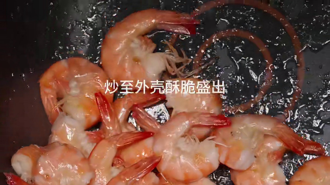 小炒香辣虾 这是一道很受欢迎的家常菜，香辣入味，特别好吃！