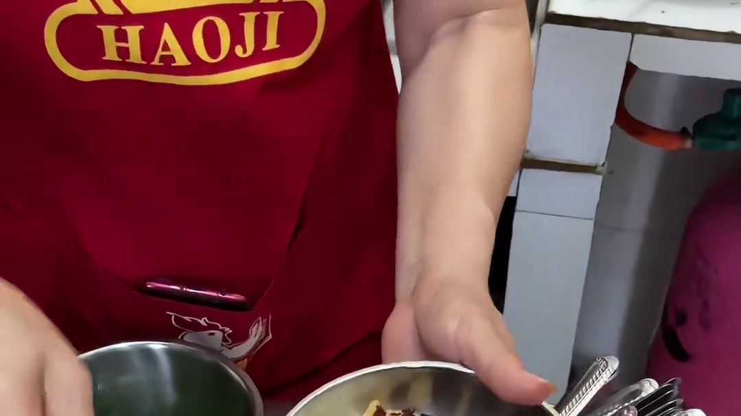 开在贵阳市区小巷的遵义豌豆鸡汤糯米饭，竟然能不限量随便加鸡汤泡糯米饭到底是什么神仙味道