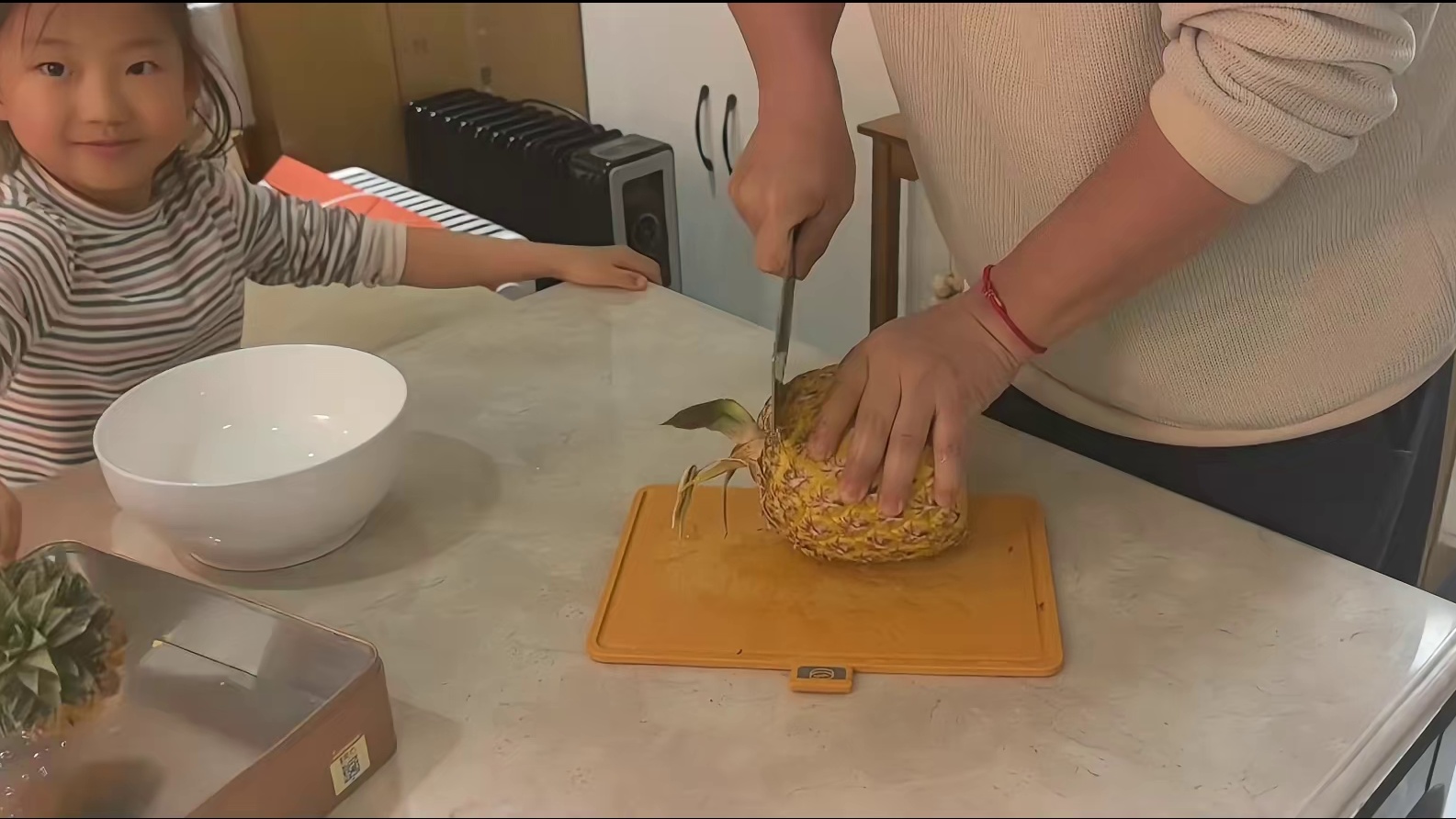 凤梨要怎么切？ 魔兽争霸大帅哥bbc张宏圣教你切又香又甜的海南芒果凤梨