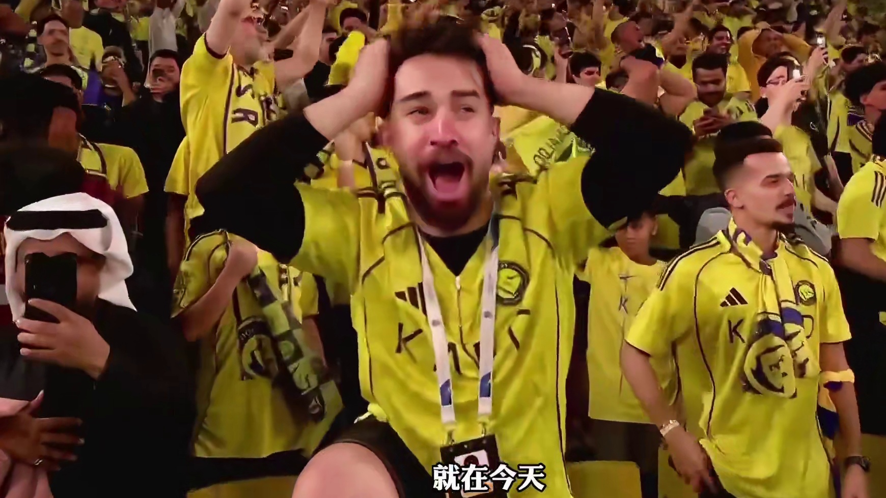 梦回当年！40岁 精彩倒钩破门！惊呆了队友与球迷，打入生涯第954球