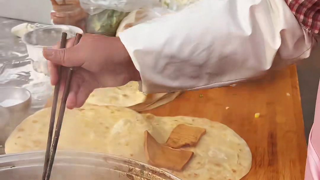 五块钱一卷油馍卷豆腐，你们吃过嘛？