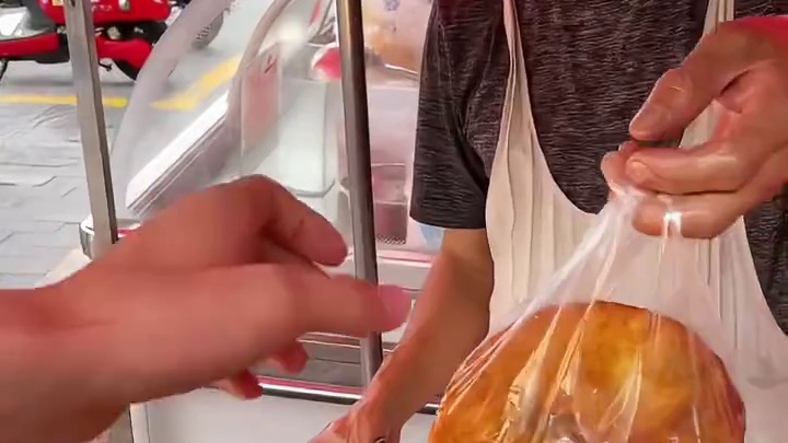 在贵阳老大西门开了20多年的鸡肉饼，金黄酥脆，鲜肉饼比脸还大 就是肉肉有点少
