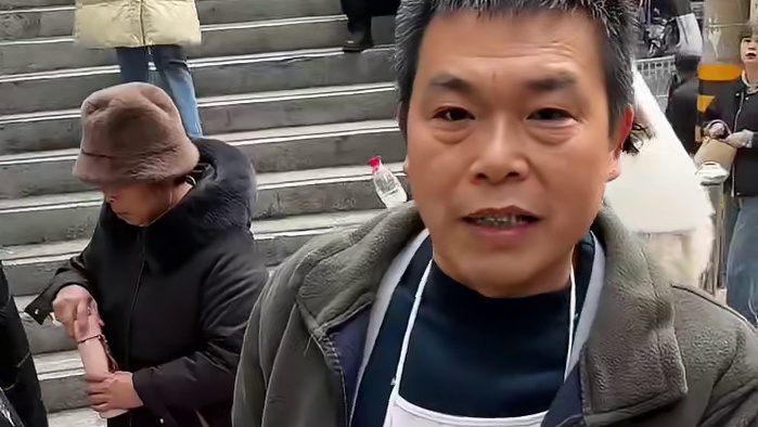 有种正在逛街，手里突然多了一双筷子的感觉