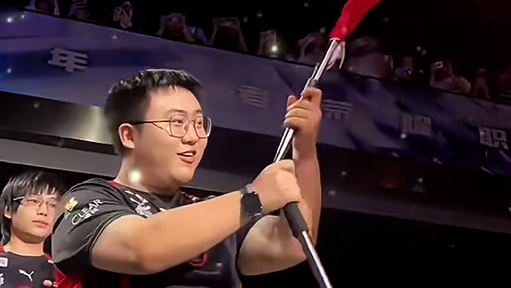 AG以前轩染摇旗是真的猛啊！杆子都摇断了，现在AG摇旗已经斯斯文文了