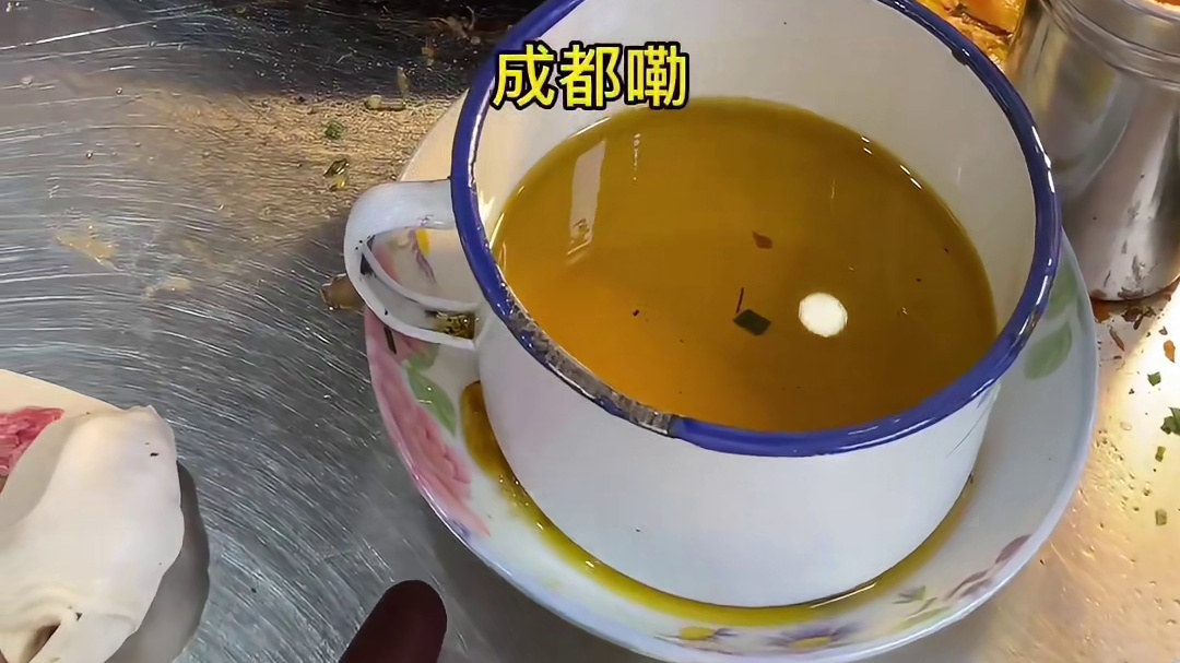 开在贵阳市区不起眼的锅盔小摊，现包现煎的锅盔和鲜肉鸡蛋饼，加花椒面和辣椒面才正宗