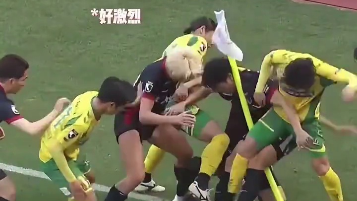 一场混乱的足球争夺赛#足球