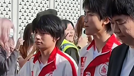 十一连胜的北京JDG带给AG的压力还是太大了，AG所有人表情都非常凝重，快速入场调整状态