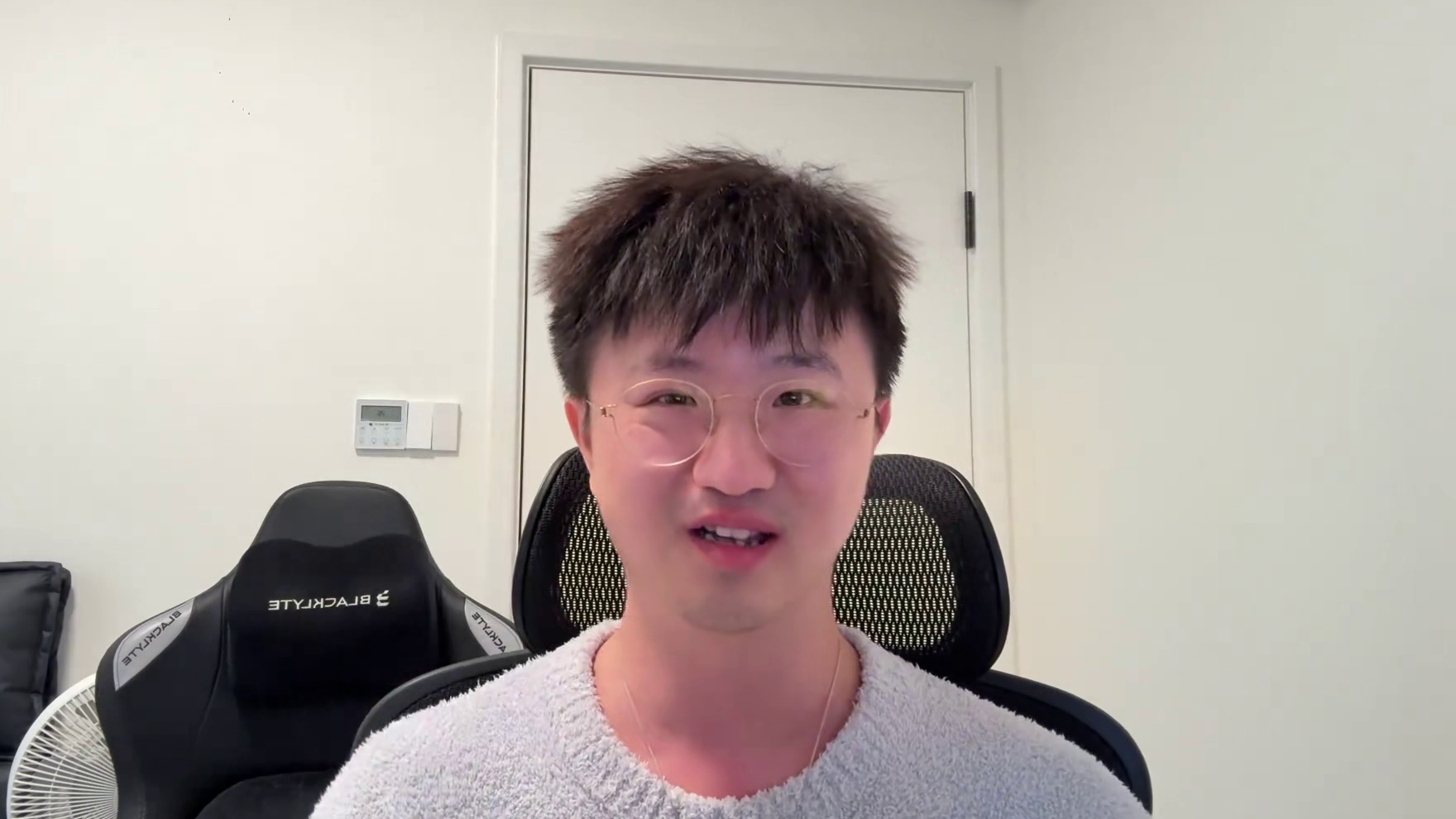 最近被强力助攻推上神坛的鼠标，毒蝰V4PRO