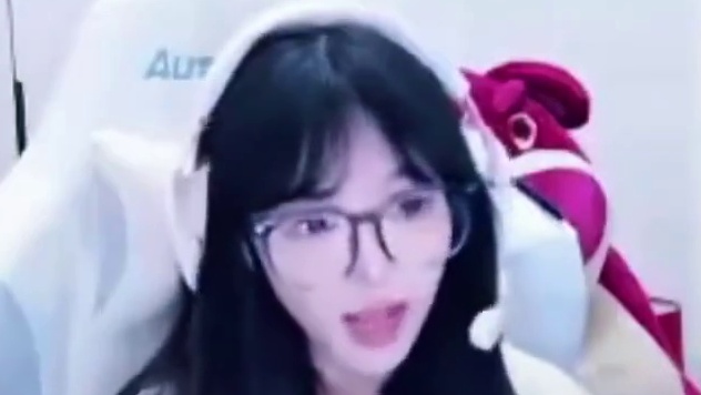 各大职业主播们看，上帝宠儿潜艇单人完成1V3残局，全员看的卧槽