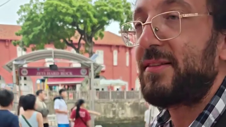 小巷里遇到一位自己写歌的意大利小哥，于是我给了他10块，我说你给我唱一下你写的歌听听。他非常开心，因