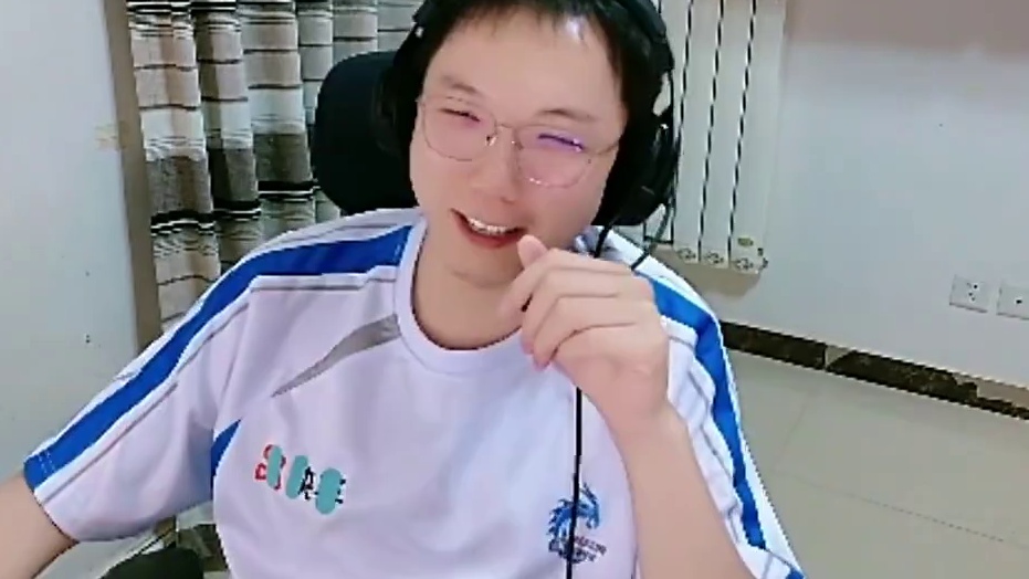 米哥跟宠儿连麦聊KZ的烟雾战术太厉害，让米哥帮忙支招出战术节目效果拉满