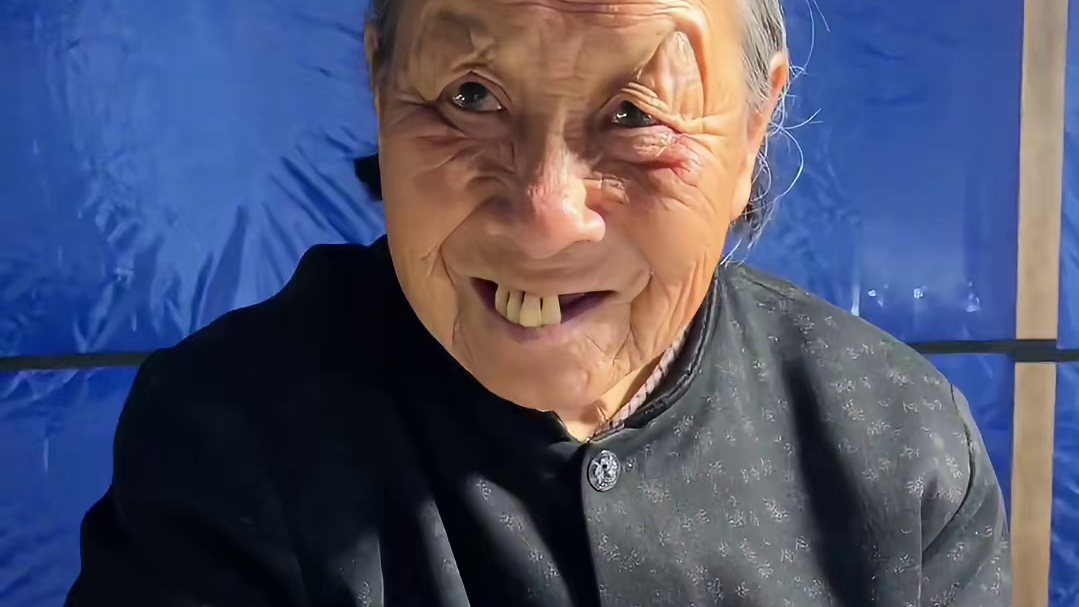 虽然深夜在摆摊，但奶奶真的很幸福吧！