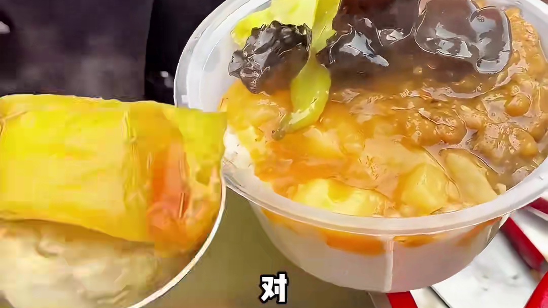 沈阳街边12元红烧肉盖饭，嘎嘎香！