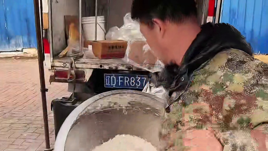 北方的元宵是滚出来的，白白胖胖个头特别大，可炸可煮