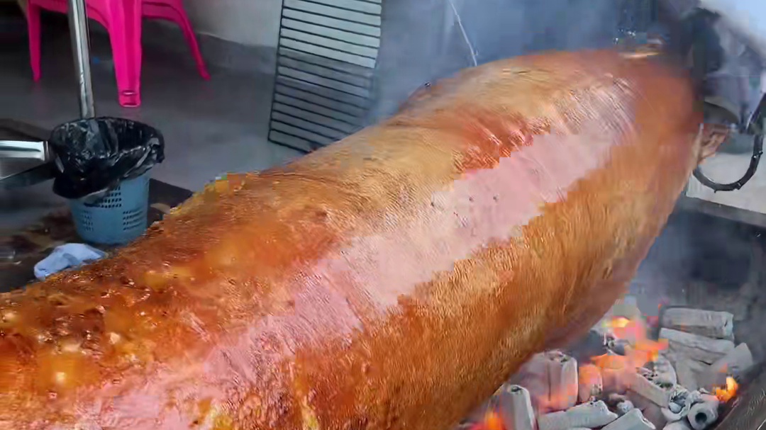 云南街头烤全猪，80元一份，第一次见这种一整头猪直接烤的