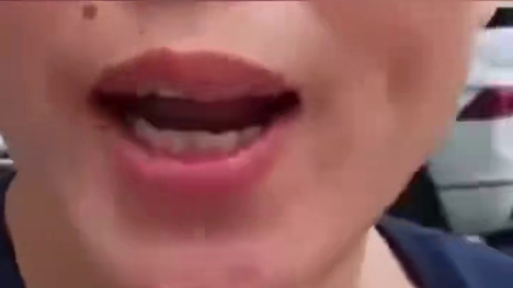 女子离开酒店时，服务员提醒要不要停车券，怎么料女子生气了！