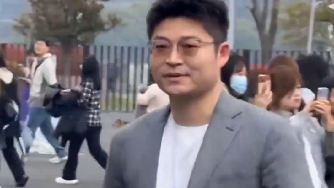WB对战LGD上班，WB粉丝：别拿鱼！老林：有海月