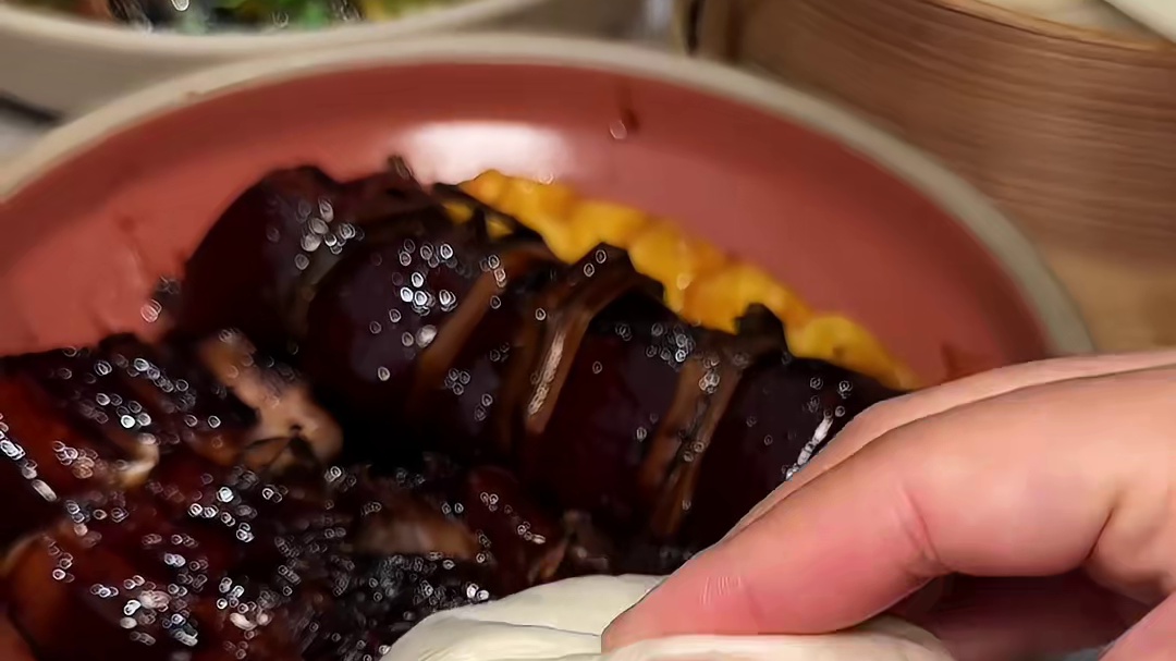 今晚简单吃个红烧肉夹馒头