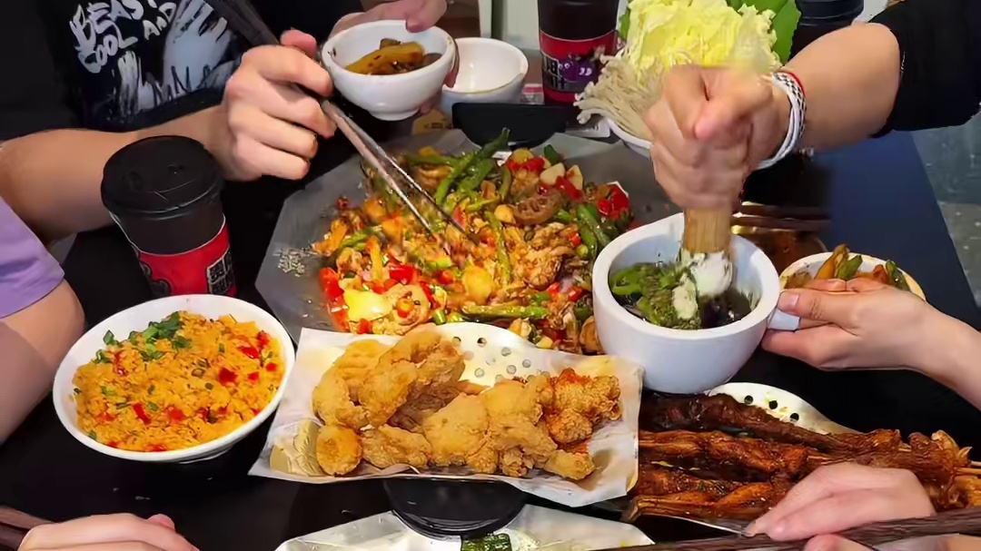 重生之我在贵阳一天吃7顿！ 吃火锅有自助的蔬菜和水果耶太幸福了！