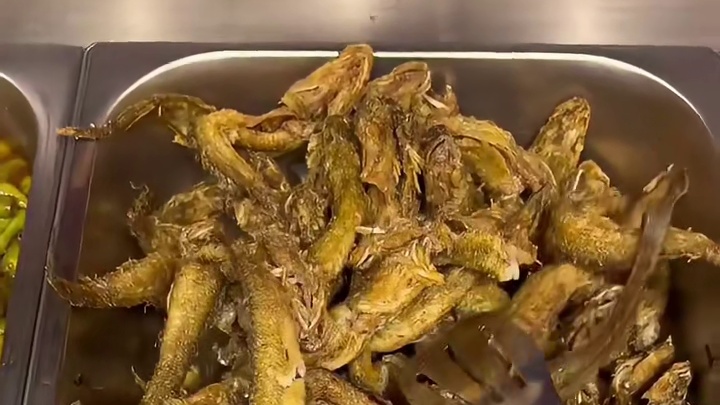 这家盒饭真是太好了，有肉有菜有骨头还有海鲜，简直是盒饭届的天花板！