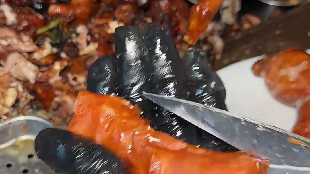 终于吃上巷子里的脆皮大肠了