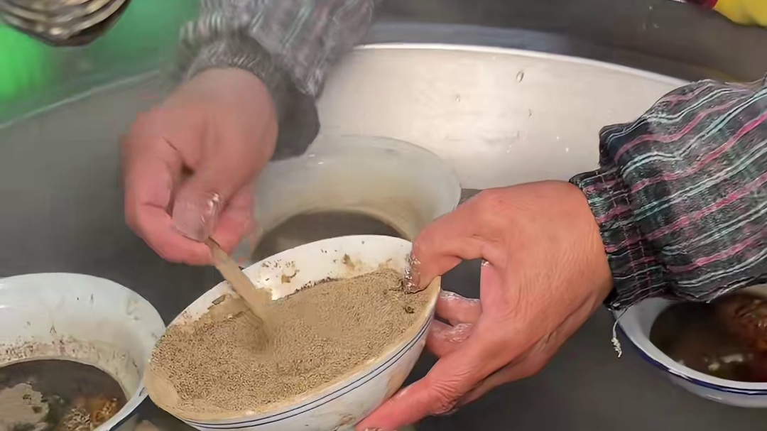 来扬州高邮吃水上漂馄饨啦！没有复杂的味道就是猪油配酱油