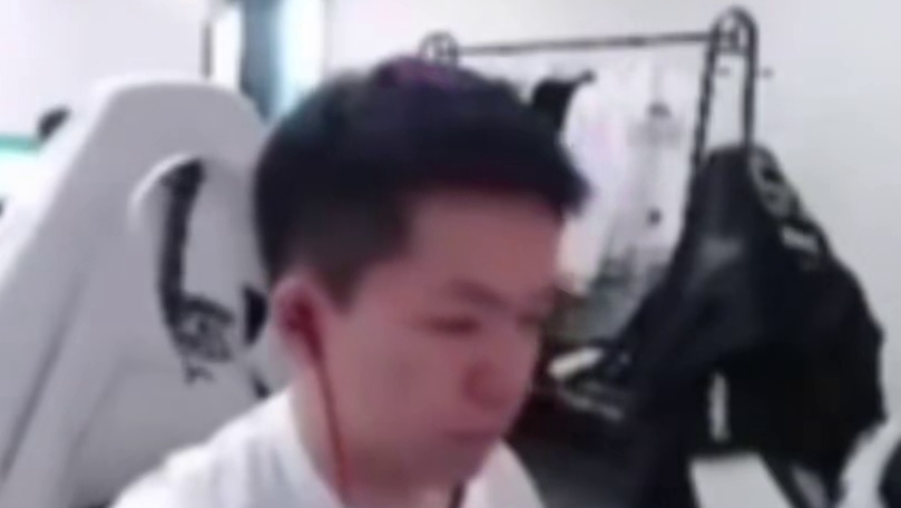 念旧练枪遇到潇潇和Doo 念旧直言把屎给我们打出来 结果正如念旧所说 两人断档领先第三名