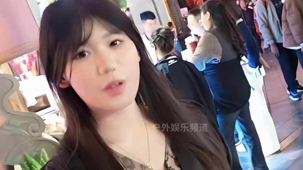 腿上纹恭喜发财这谁顶得住！