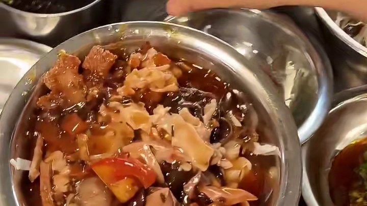 柳州巷子里9元十多种料的凉拌粉！广西的朋友你们不推荐这个你们糊涂啊！