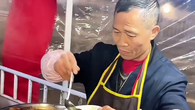 深夜街头17块一碗的猪脚饭