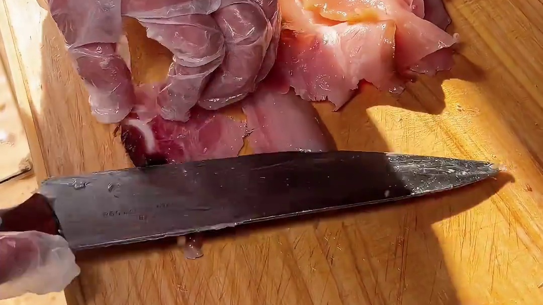 甘肃街头陇西腊肉，20元一份，第一次见这种吃法满满的全是肉