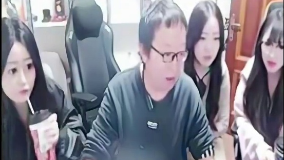 AG家属团前来观赛，小袋猛带嘉伟哥蓝色血液节奏，草莓小娇妻唯唯诺诺放不开！