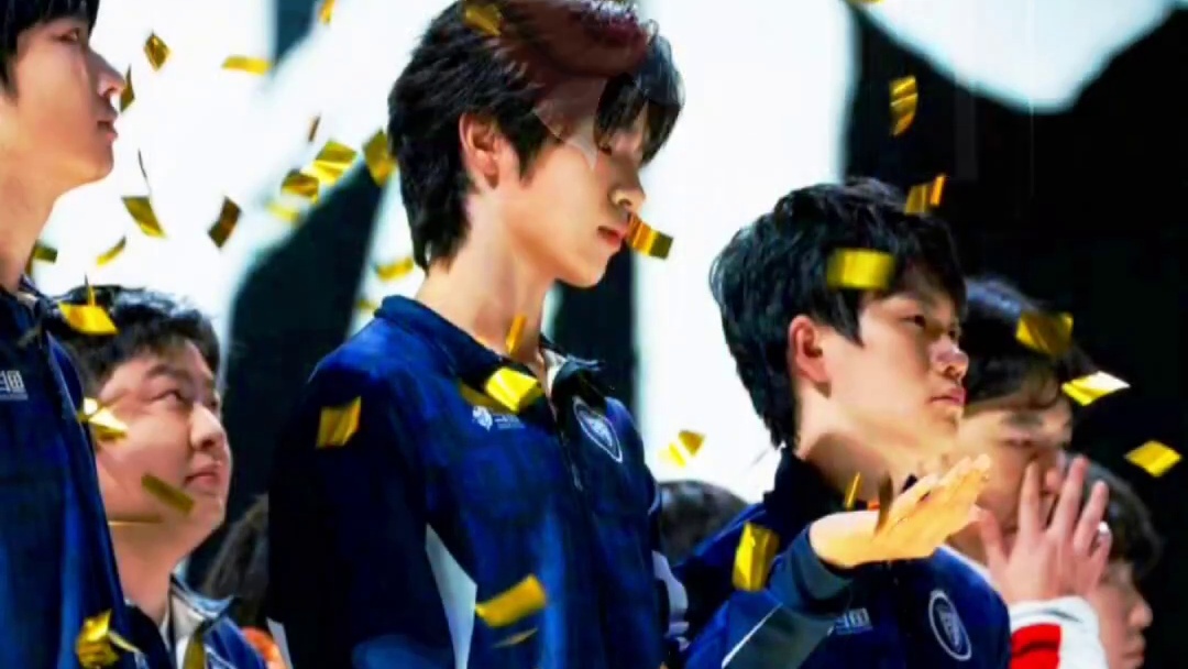 太多人的命运像落叶了，只有你，飘起来像金色的雨一样 璀璨夺目