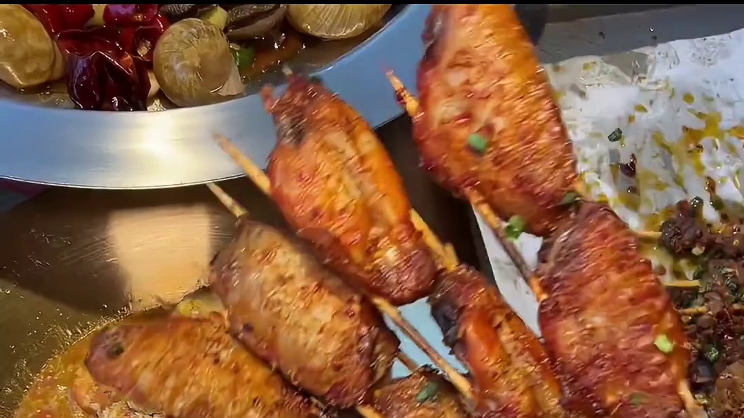 开在马路旁独栋的露营风主题烧烤店招牌菜是蜗牛 没吃过的快来试试～