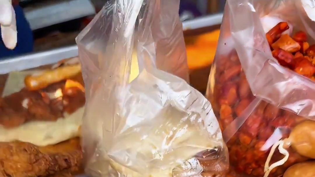 保定街头的大饼卷鸡排！18一个！份量好扎实！