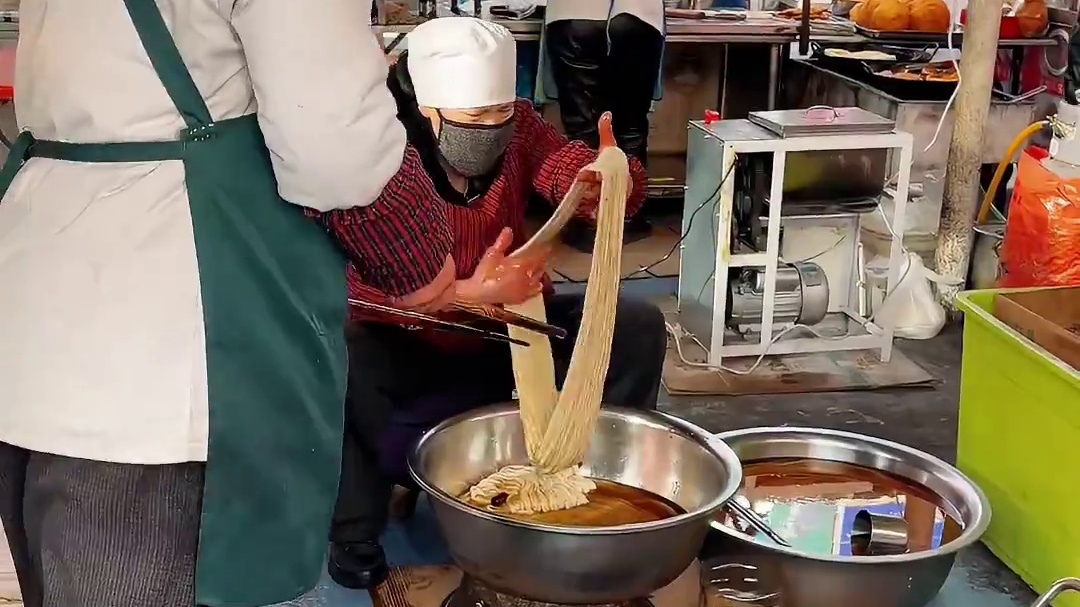 天水街头炸馓子，13元一斤，第一次见馓子还可以这么做