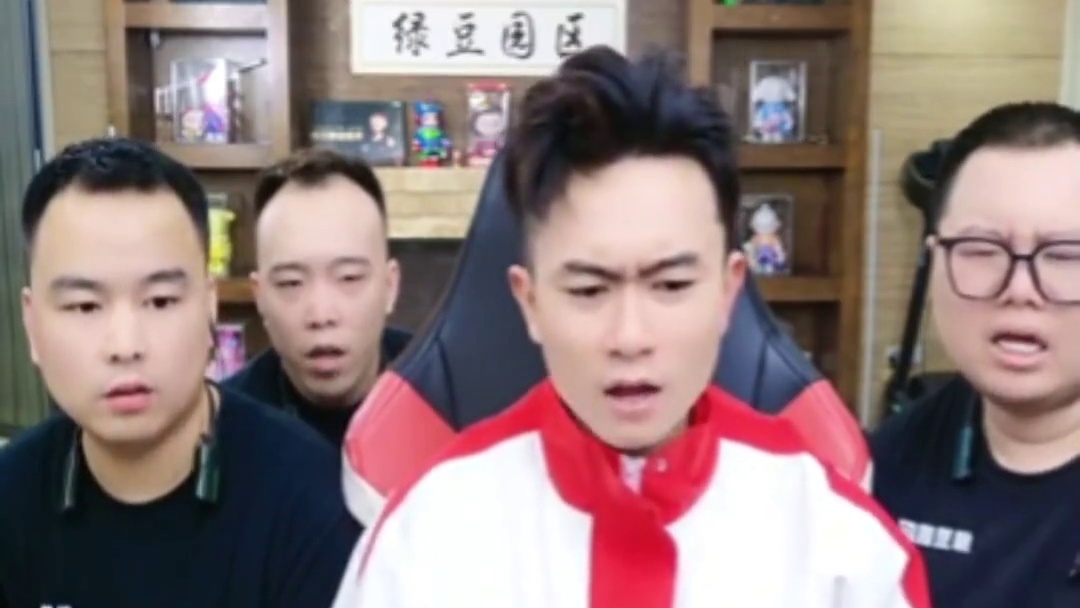 责任之神Doo，关键局甩瞬拿下4杀，给绿豆和绝迹看呆 ，小袋说还好有你草莓啊