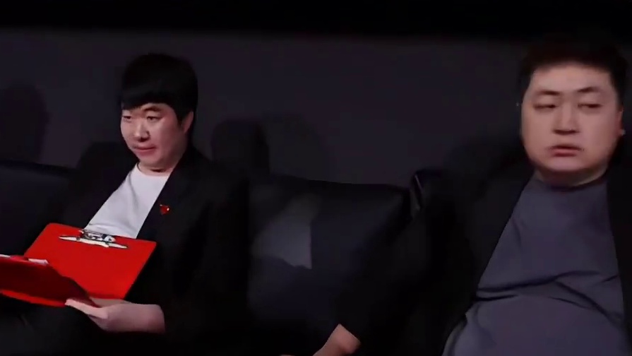 AG成功扳回了一局，比分来到2:3，但教练却独自在角落里忐忑不安，压力还是比山大