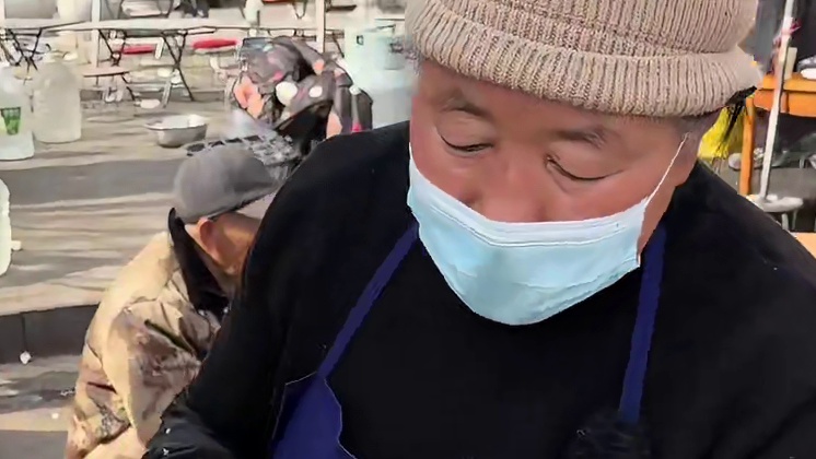 镶县烙馍卷豆腐 今天在乡县吃一个特色烙馍卷豆腐