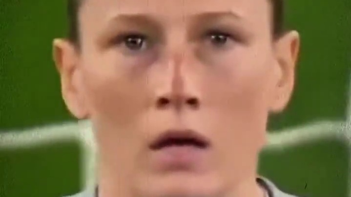 足球界的神操作！女球员膝盖救球瞬间#足球