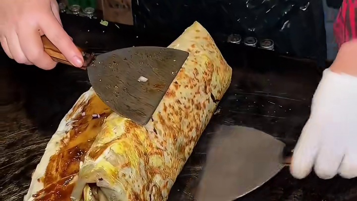 东北超大一个煎饼果子 天津人看了都破防