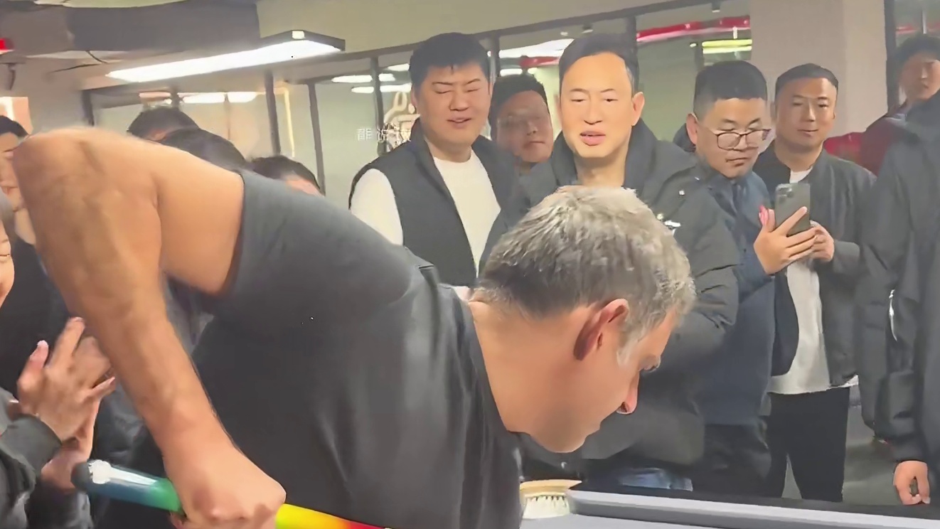 奥沙利文在斯诺克赛场秀跳球